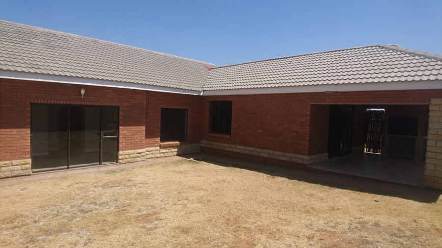 To Let 3 Bedroom Property for Rent in Hillside Free State